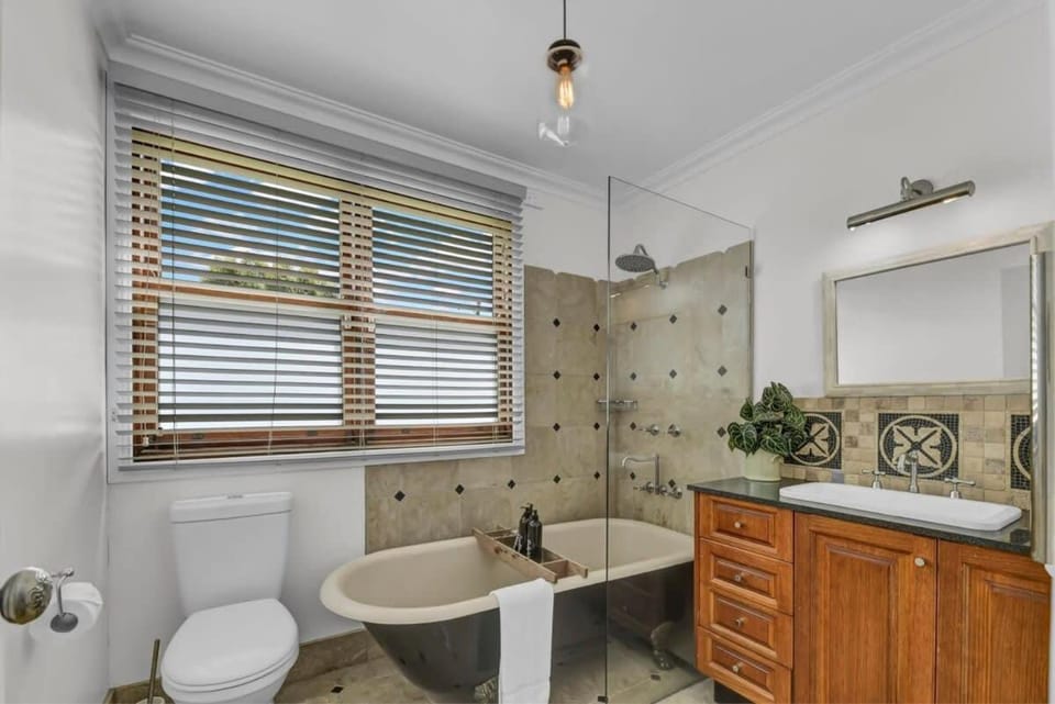 Edwina Suite II - Elegant Heritage Home Apartment in Orange