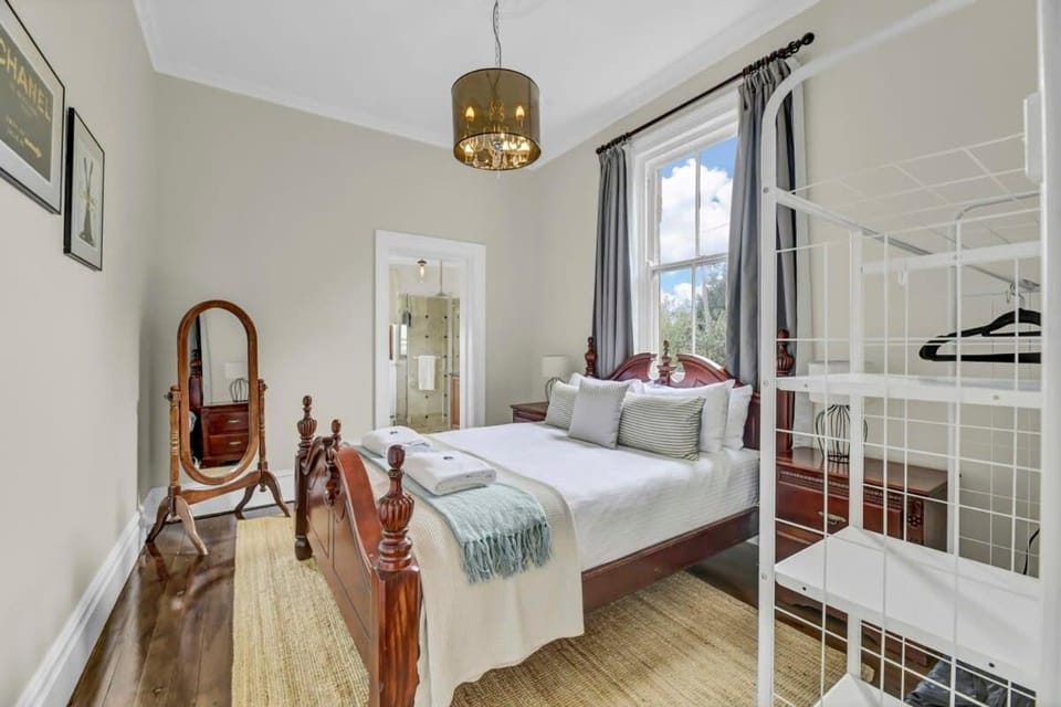 Edwina Suite II - Elegant Heritage Home Apartment in Orange