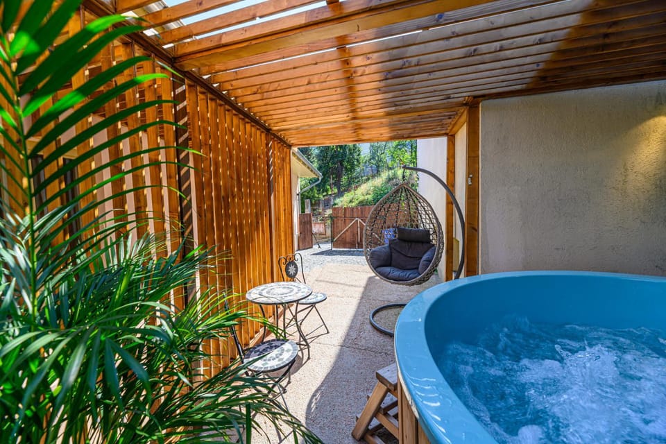 Day, Natural landscape, Garden, Hot Tub, Garden view
