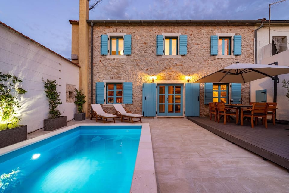 Property building, Patio, Swimming pool, sunbed