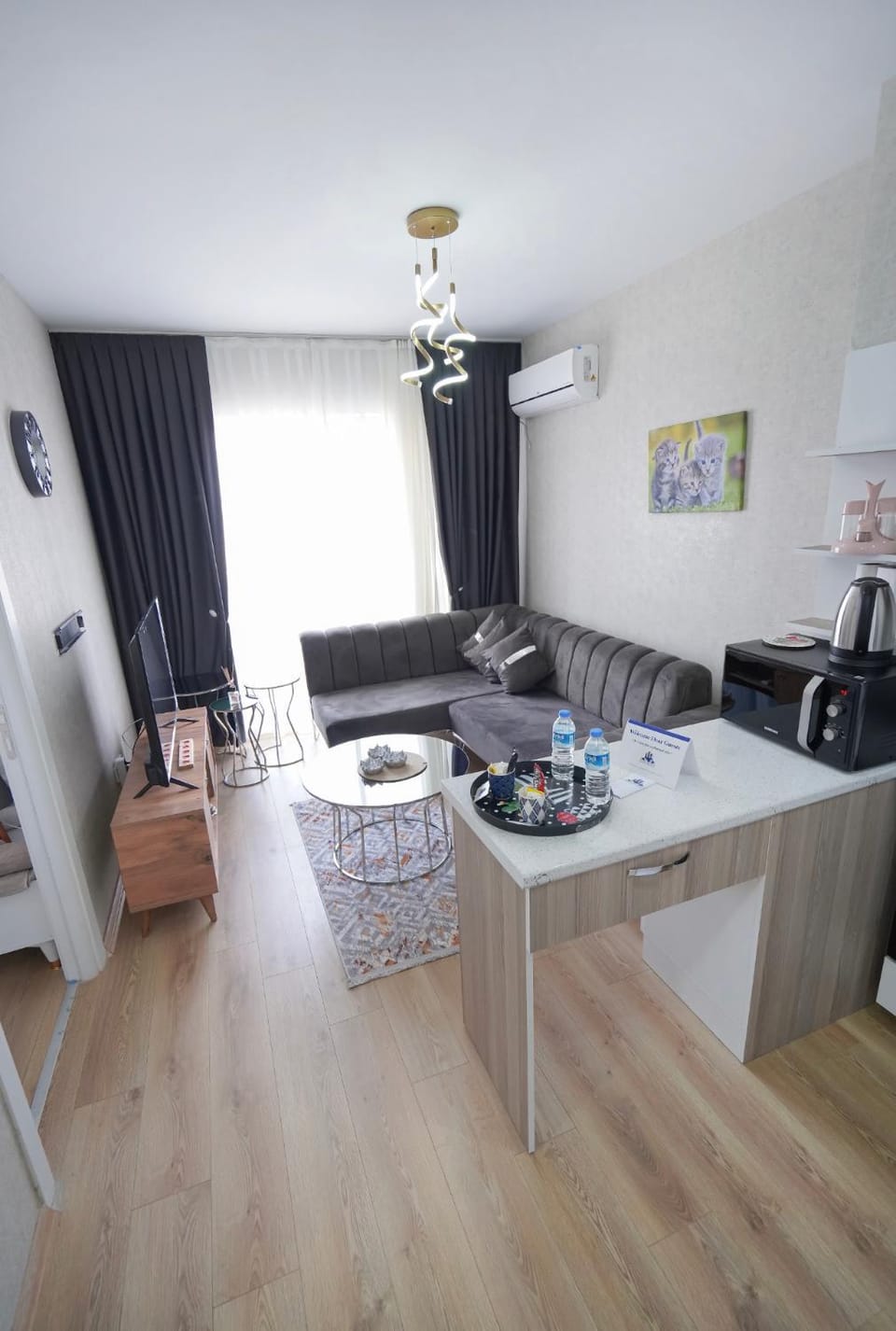 Coffee/tea facilities, Kitchen or kitchenette, Living room, Seating area, Dining area, air conditioner