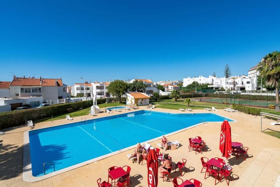 Property building, Swimming pool, sunbed