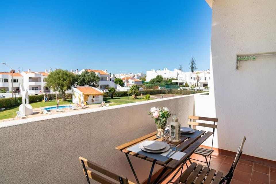 Property building, Balcony/Terrace, Dining area, City view