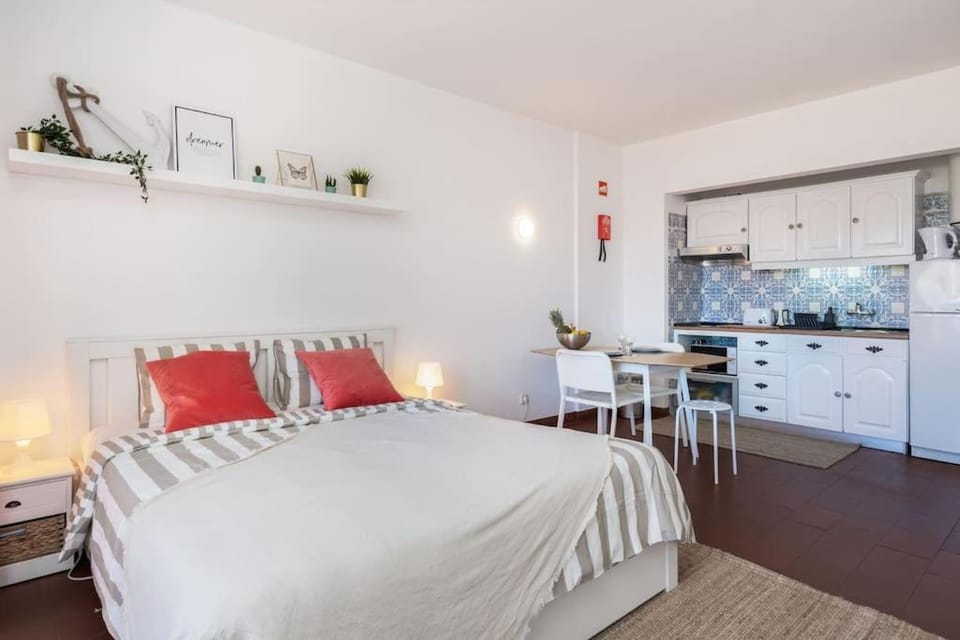 Bed, Kitchen or kitchenette, Dining area, Bedroom