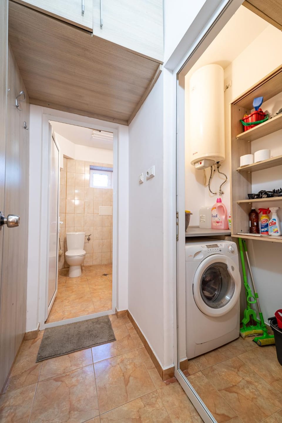 Bathroom, washing machine
