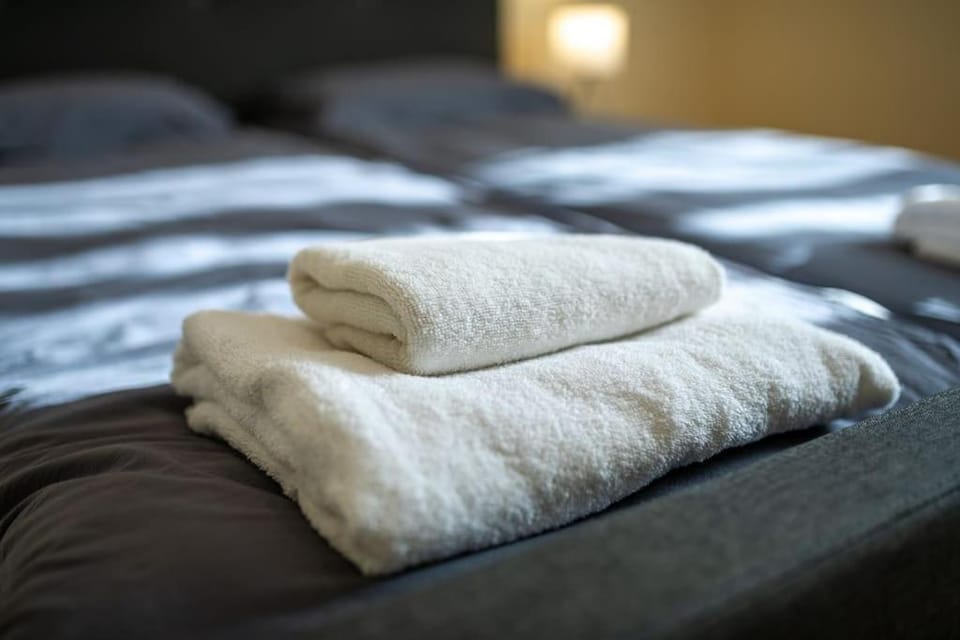 Bedroom, towels