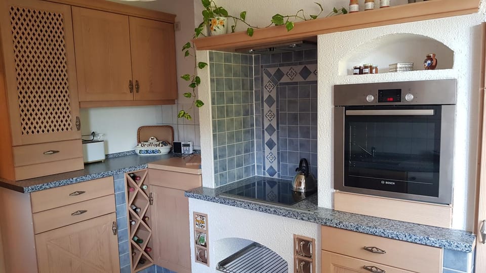 Coffee/tea facilities, Kitchen or kitchenette, oven, stove