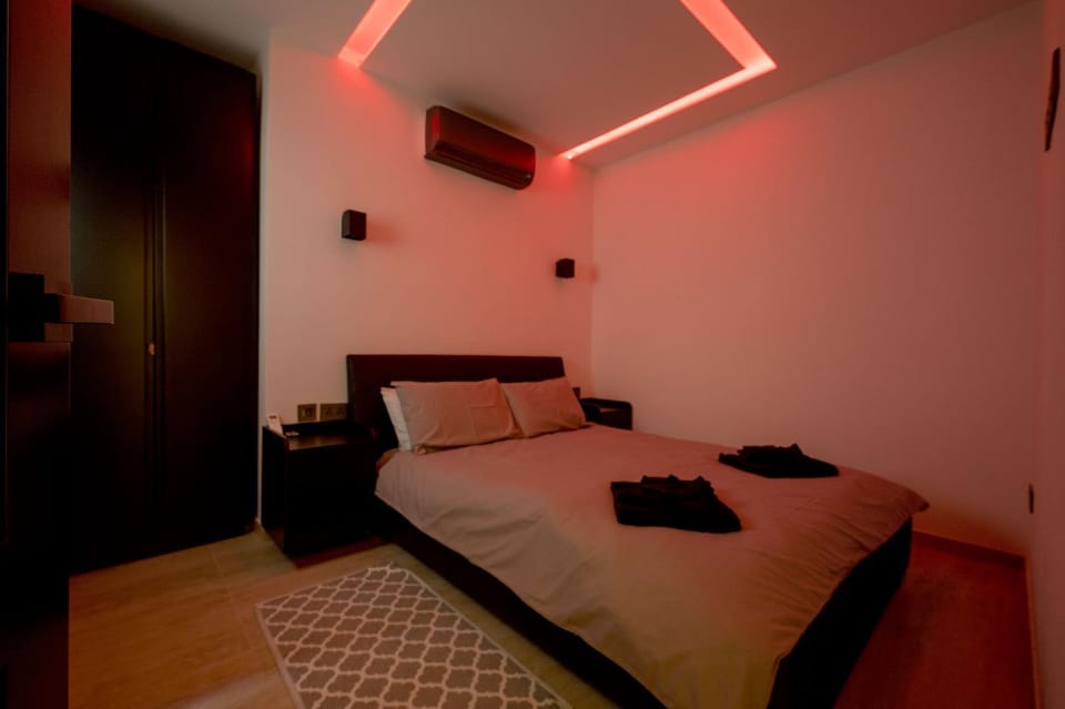 Bed, Photo of the whole room, Bedroom, air conditioner