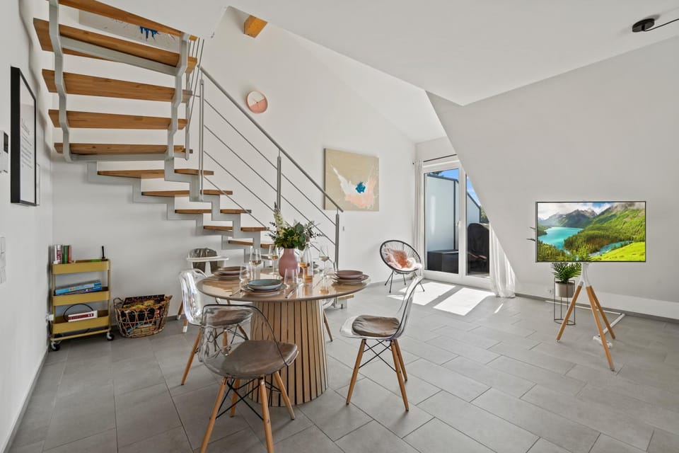 Communal lounge/ TV room, TV and multimedia, Living room, Seating area, Dining area, Food