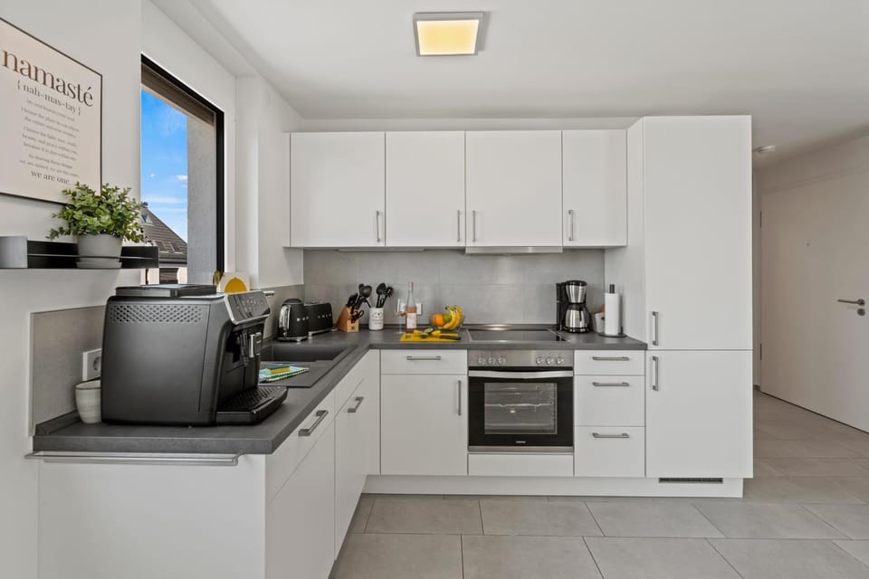 Coffee/tea facilities, Kitchen or kitchenette, oven, stove, toaster, kitchen