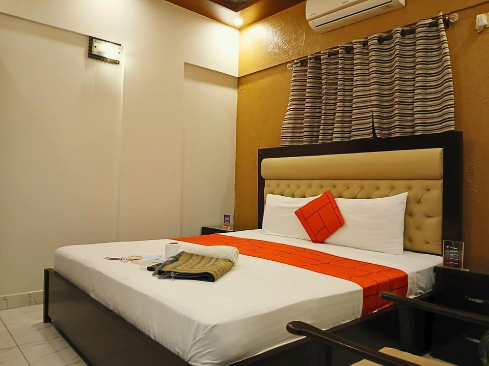 Bed, Photo of the whole room, Bedroom, air conditioner