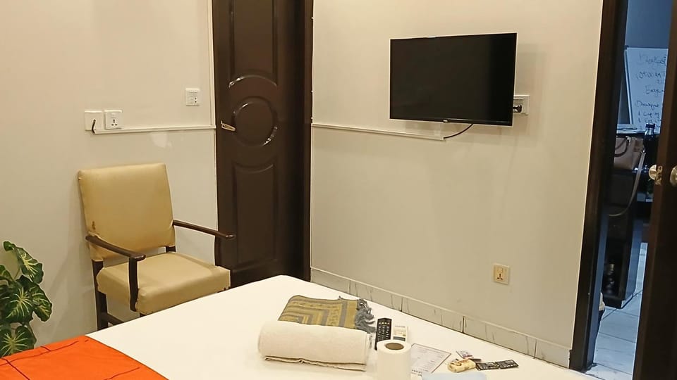Bed, TV and multimedia, Photo of the whole room, Bedroom