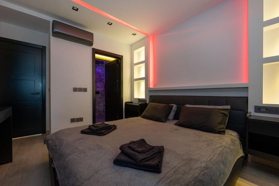 Bed, Photo of the whole room, air conditioner