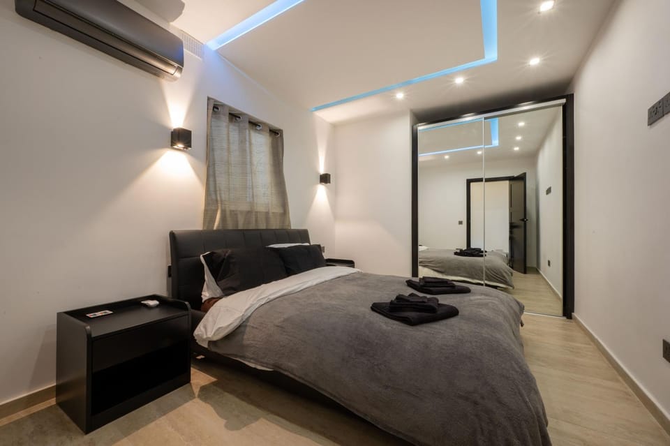 Photo of the whole room, Bedroom, wardrobe, air conditioner
