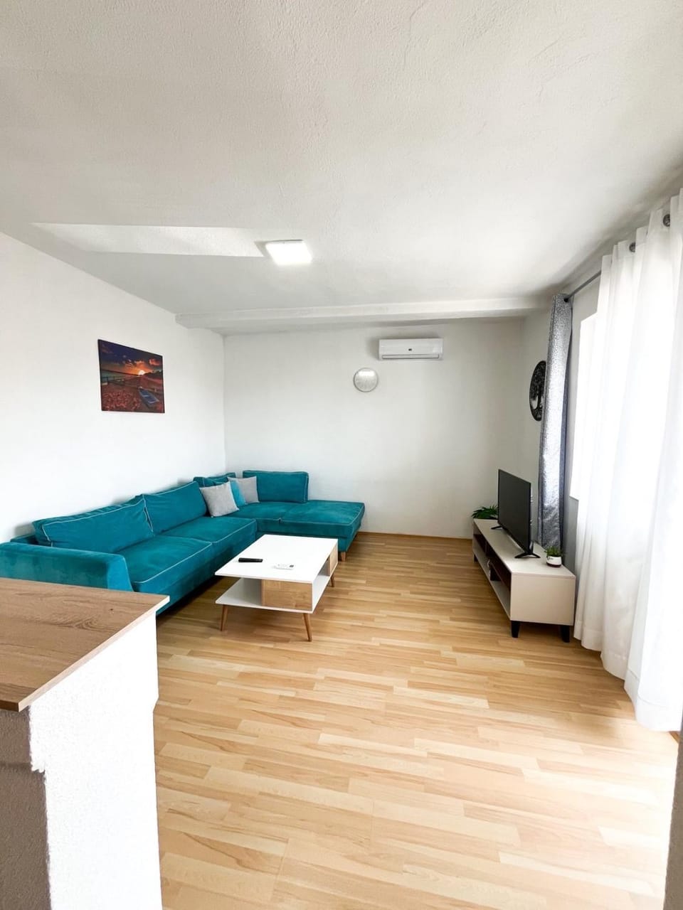 Bed, TV and multimedia, Living room, Photo of the whole room, Seating area, Bedroom, air conditioner