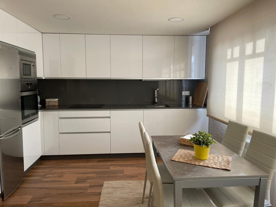 Kitchen or kitchenette, Dining area, minibar, pet friendly, stove