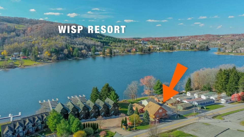 Property building, Natural landscape, Bird's eye view, Lake view, Area and facilities