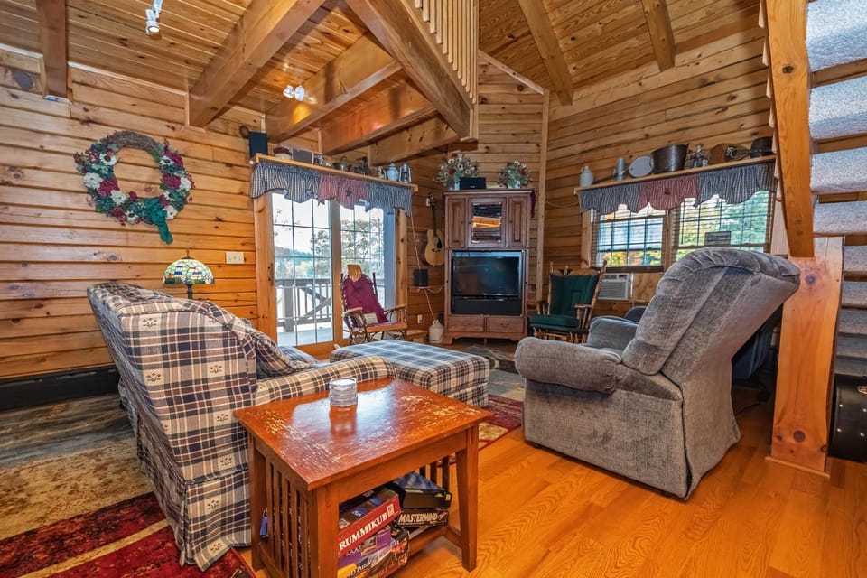 TV and multimedia, Living room, Seating area, fireplace, furniture