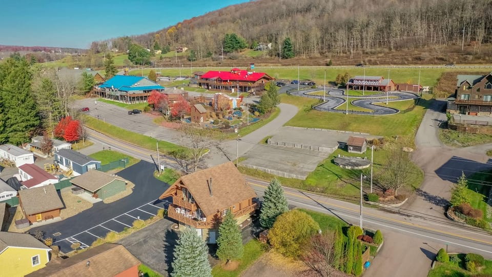 Property building, Neighbourhood, Natural landscape, Bird's eye view, Mountain view, Area and facilities, Parking