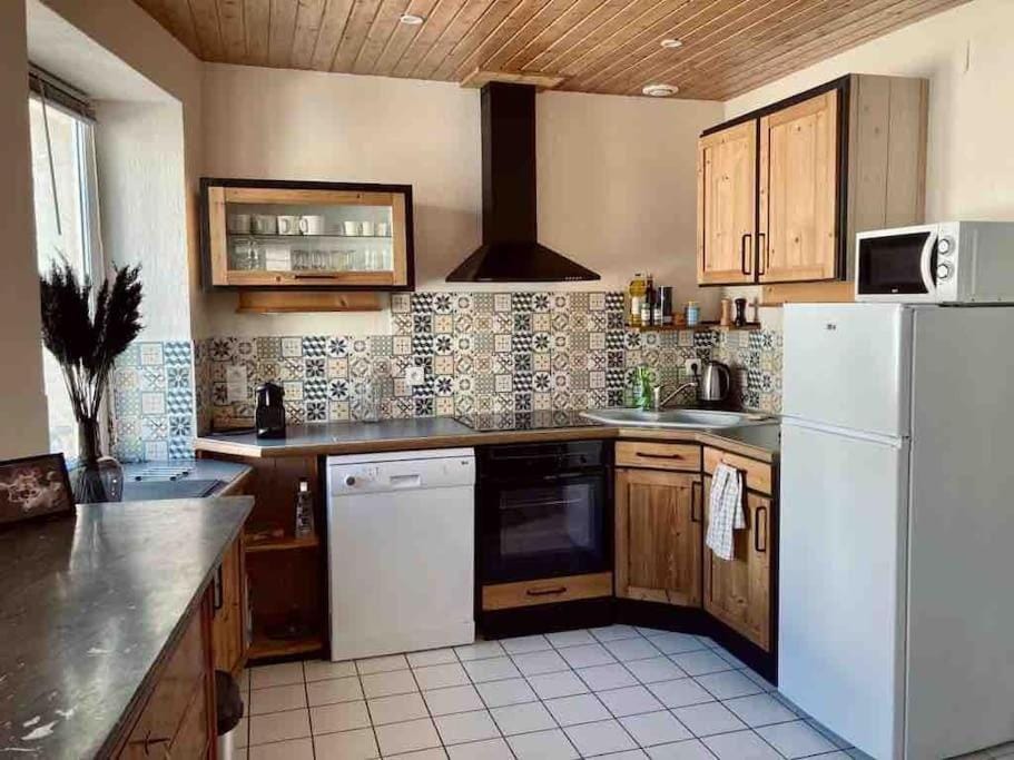 Coffee/tea facilities, dishwasher, minibar, pet friendly, stove, toaster, kitchen