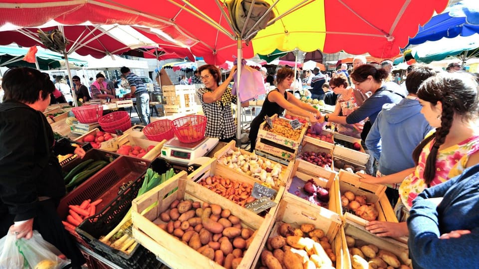 Off site, Day, On site, Street view, Supermarket/grocery shop