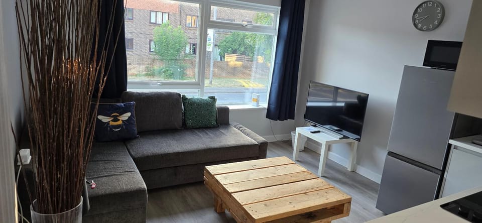 Communal lounge/ TV room, TV and multimedia, Living room, Seating area, Evening entertainment