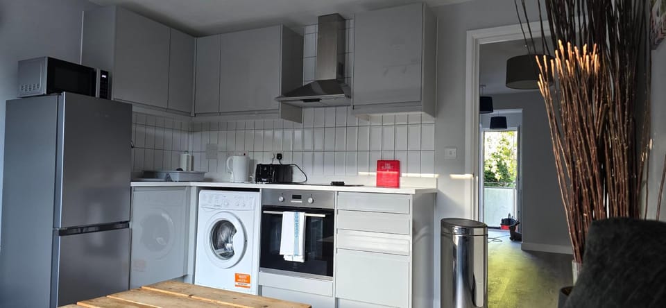 Coffee/tea facilities, Kitchen or kitchenette, oven, stove, toaster, washing machine