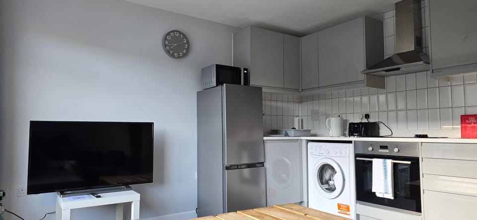 Communal lounge/ TV room, TV and multimedia, Kitchen or kitchenette, oven, stove, toaster, washing machine