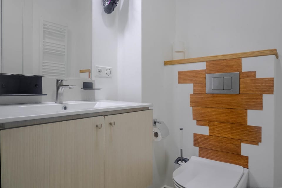 Toilet, Bathroom, towels