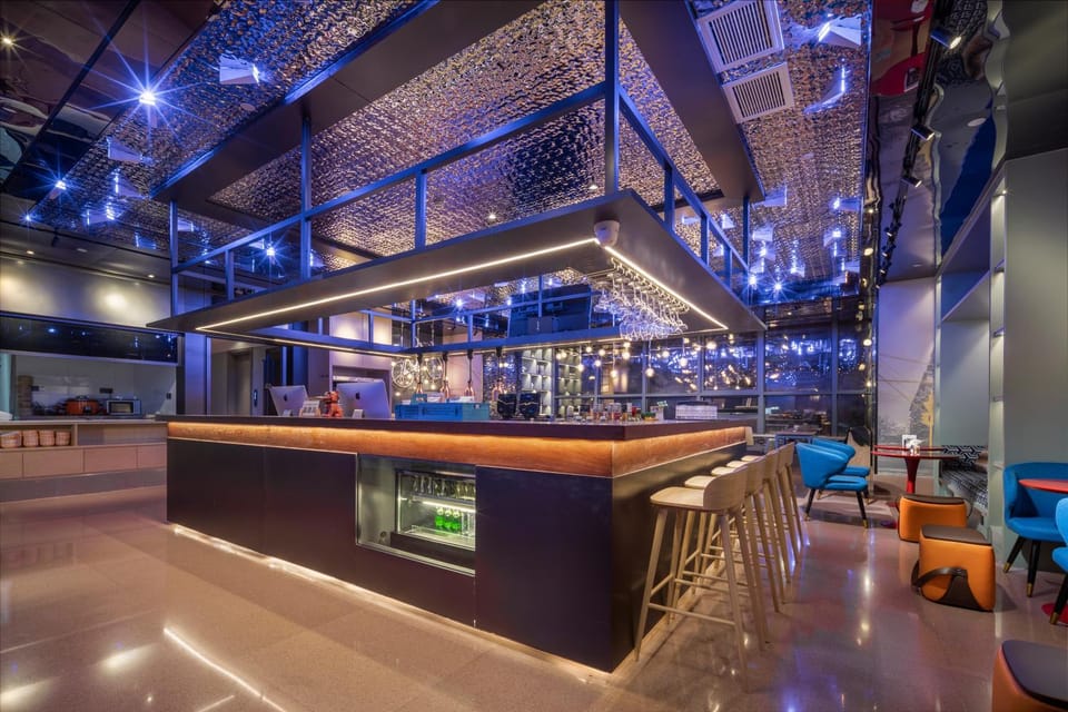 Restaurant/places to eat, Lounge or bar