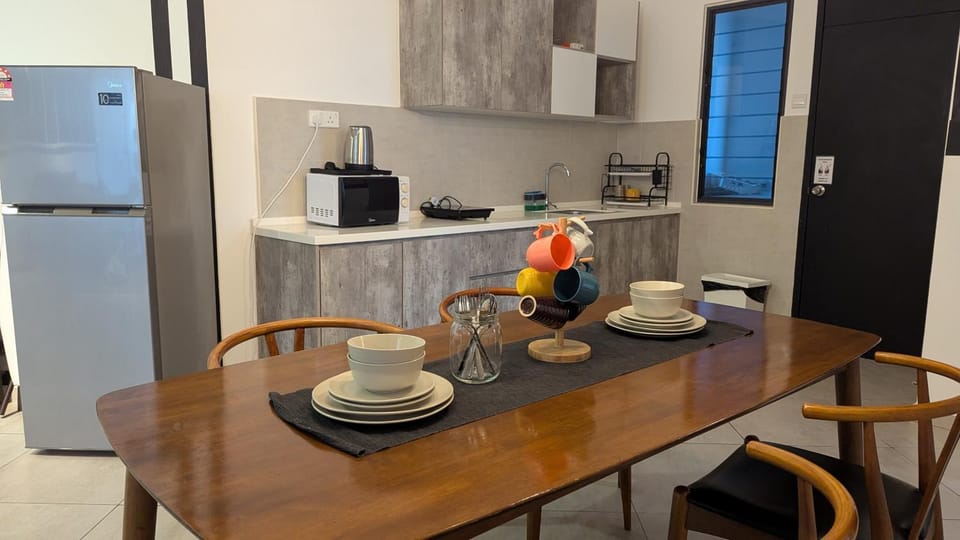Kitchen or kitchenette, Food and drinks, Dining area, oven, stove