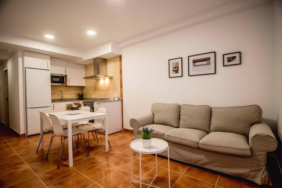 Kitchen or kitchenette, Living room, Seating area, Dining area, minibar, pet friendly, stove
