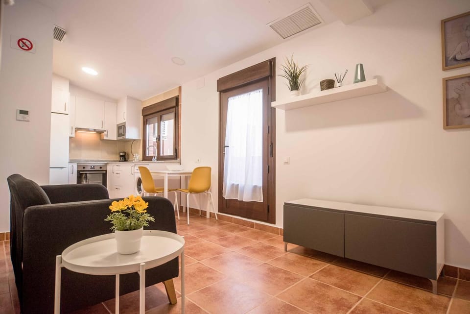 Kitchen or kitchenette, Living room, Seating area, Dining area, minibar, pet friendly, stove