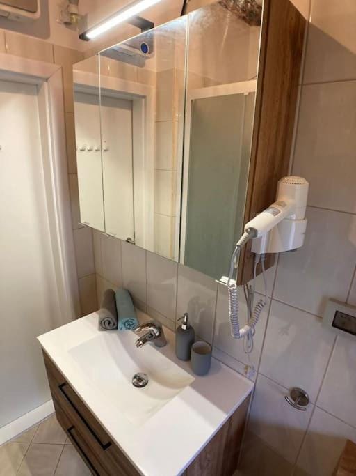 Shower, Bathroom, towels