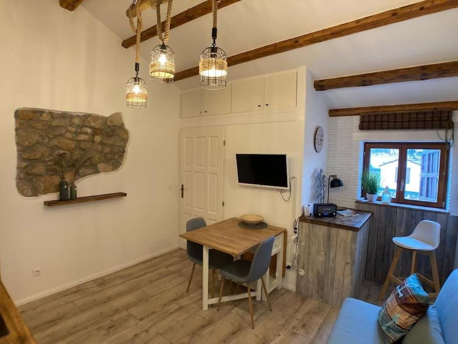 TV and multimedia, Living room, Seating area, Dining area