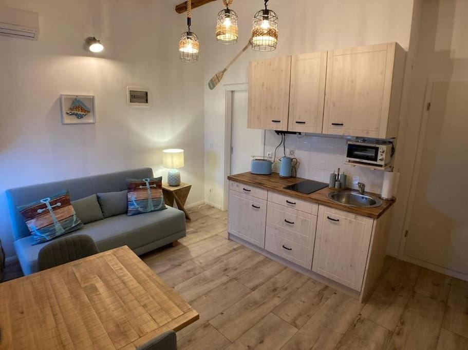 Coffee/tea facilities, Kitchen or kitchenette, Living room, Seating area, Dining area
