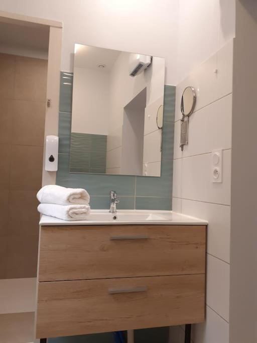 Bathroom, towels