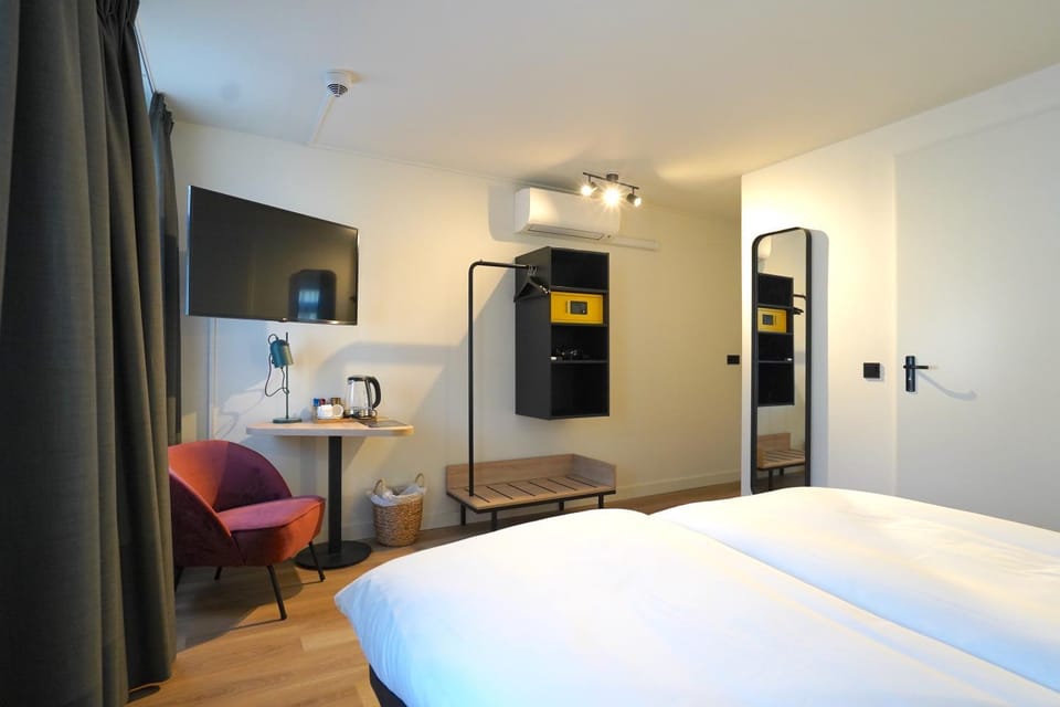 Coffee/tea facilities, safe, air conditioner