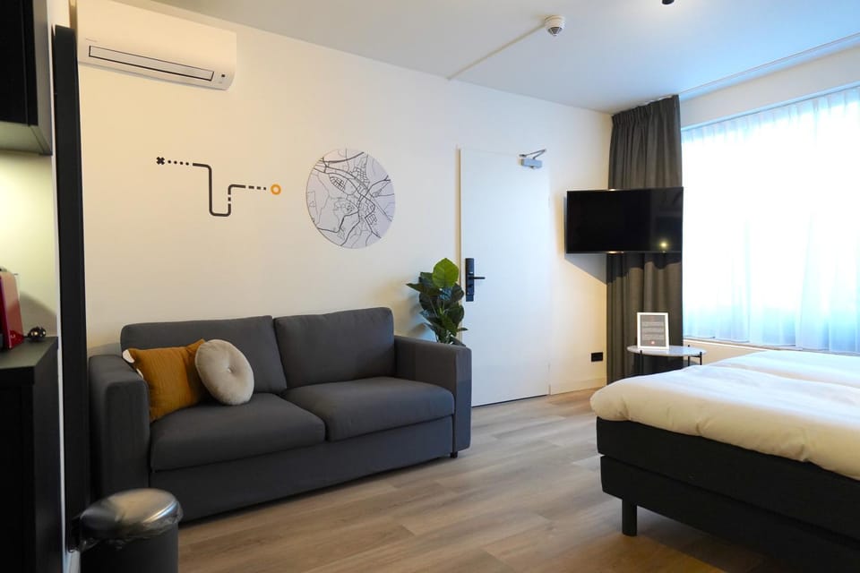 Bed, Seating area, air conditioner