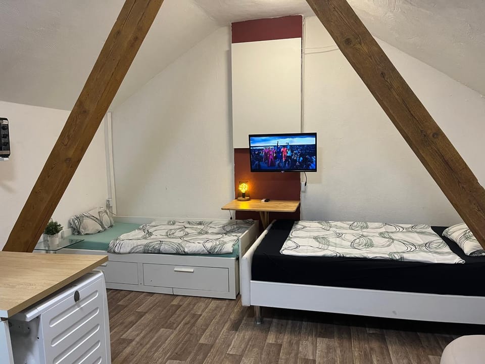 Bed, TV and multimedia, Photo of the whole room, Bedroom, hair dresser