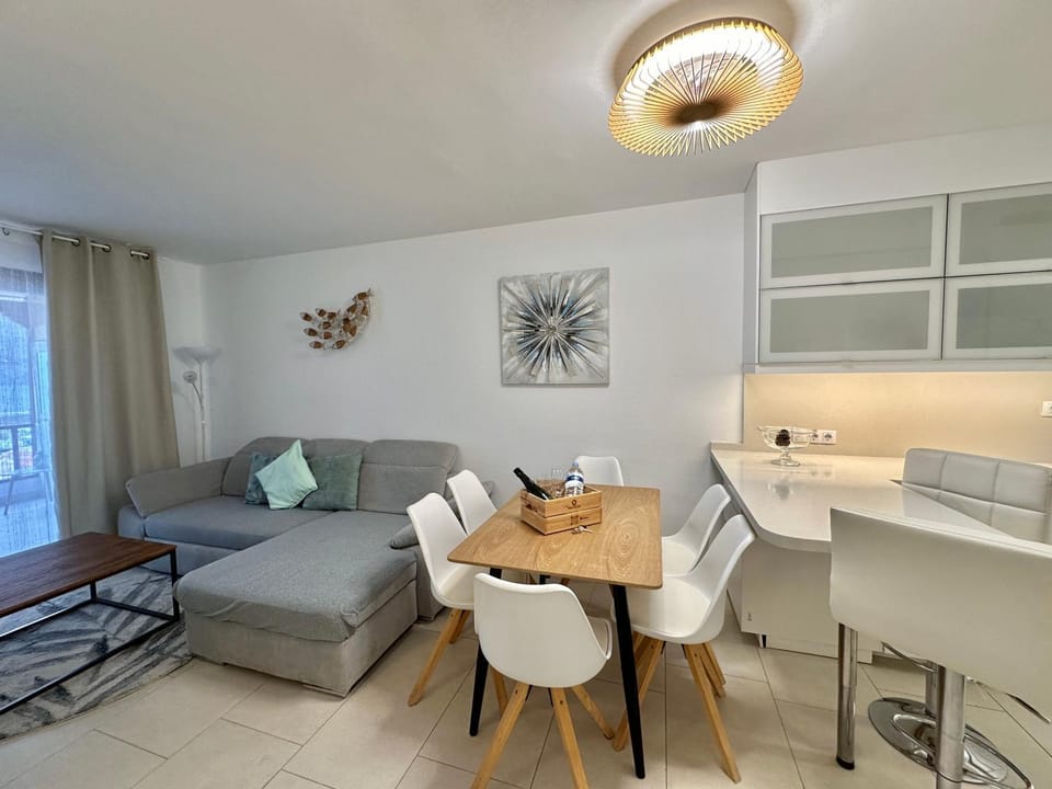 Kitchen or kitchenette, Living room, Seating area, kitchen