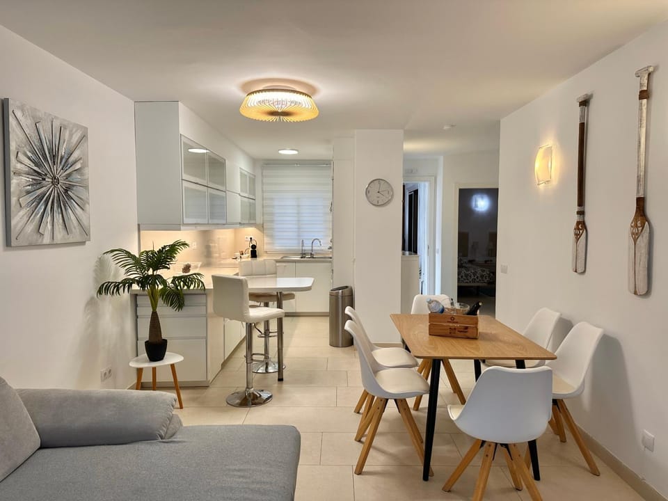 Kitchen or kitchenette, Living room, Seating area, kitchen
