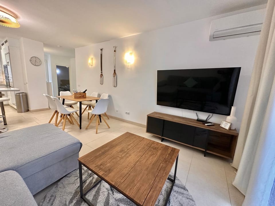 TV and multimedia, Living room, Seating area, air conditioner