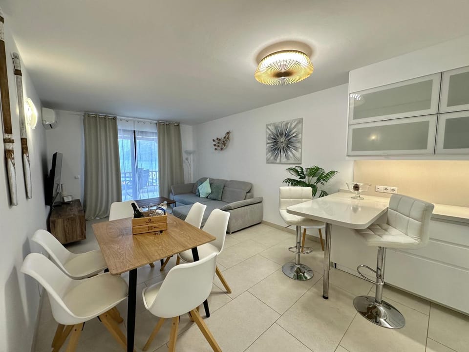 TV and multimedia, Living room, Seating area, air conditioner, air conditioner