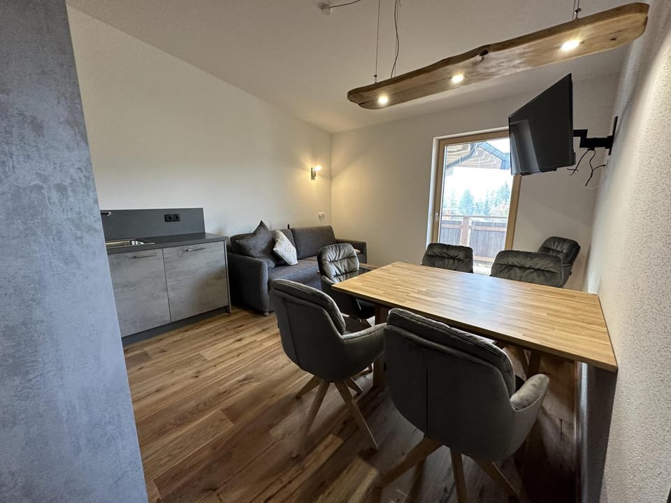 TV and multimedia, Kitchen or kitchenette, Living room, Seating area, Dining area