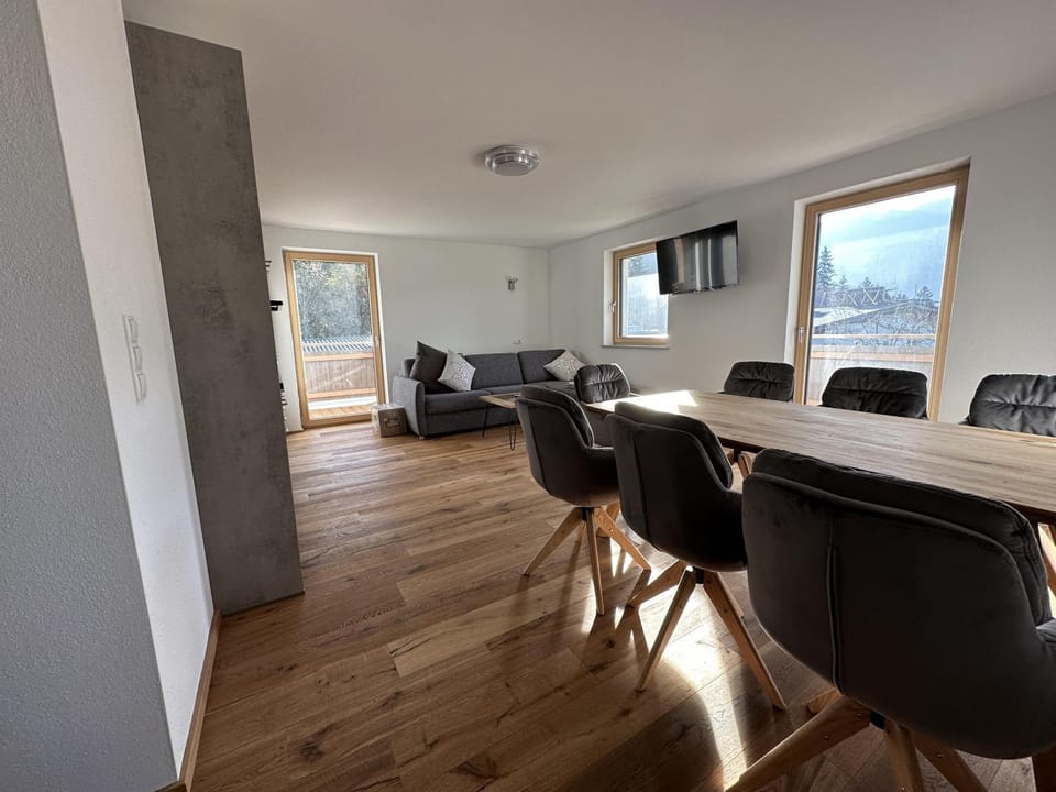 TV and multimedia, Living room, Seating area, Dining area