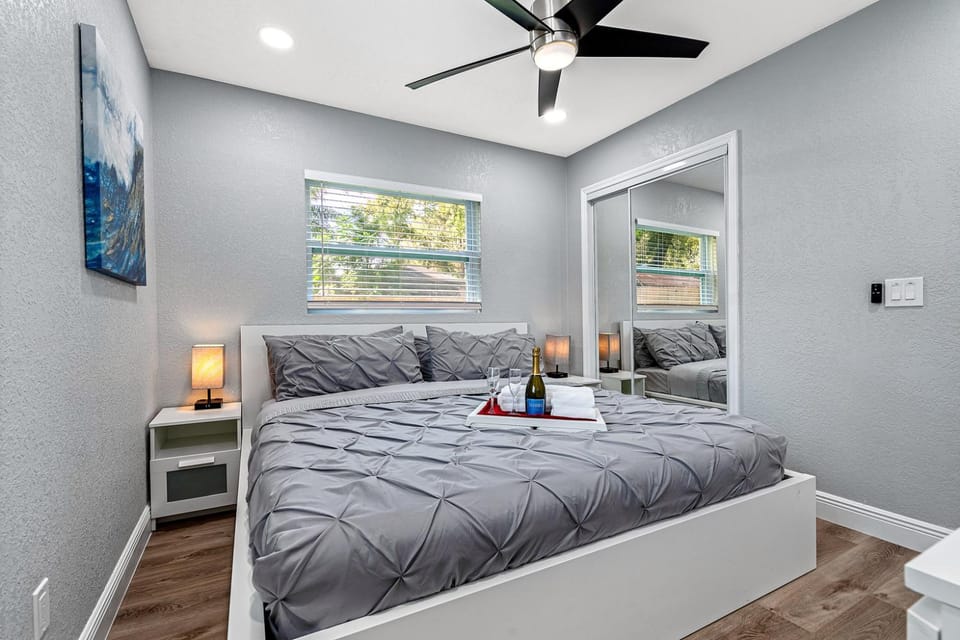 Renovated 3BR, Fenced Yard, Brandon Sleeps 8, 20 Min to Tampa, Monthly OK House in Brandon