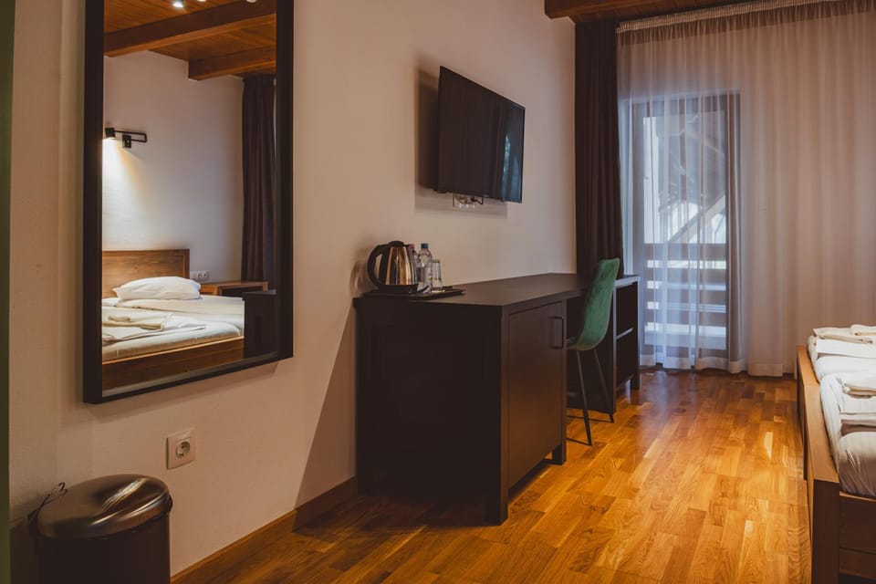 Bed, TV and multimedia, Photo of the whole room, Bedroom