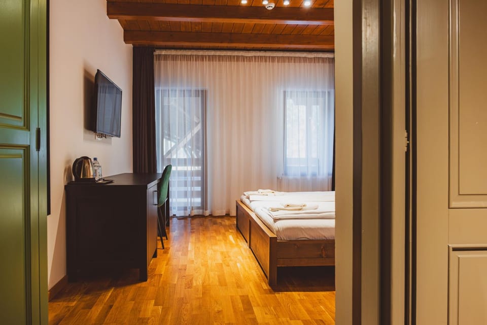 Bed, TV and multimedia, Photo of the whole room, Bedroom, wardrobe