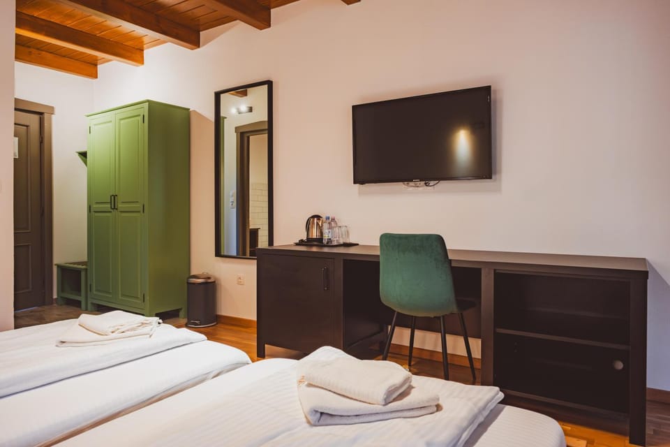 Bed, TV and multimedia, Photo of the whole room, Bedroom, towels, wardrobe
